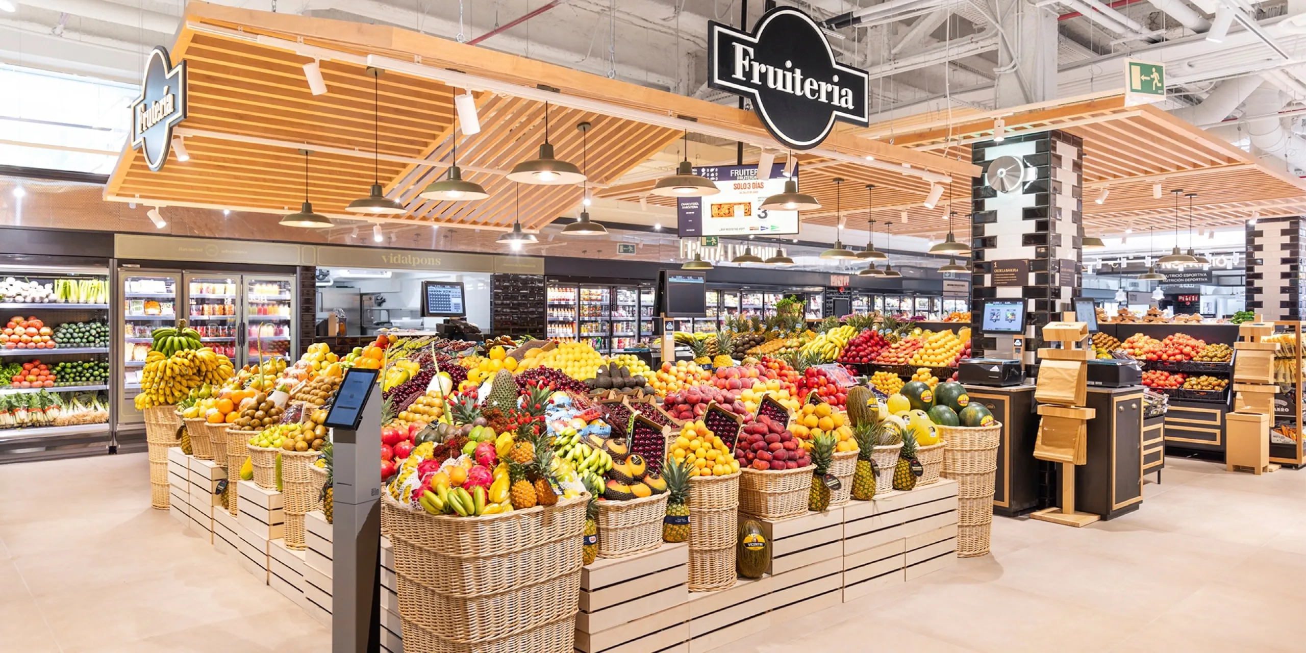 Investment Commercial Property Leased to Gourmet Market – For Sale in a Prime Barcelona Location