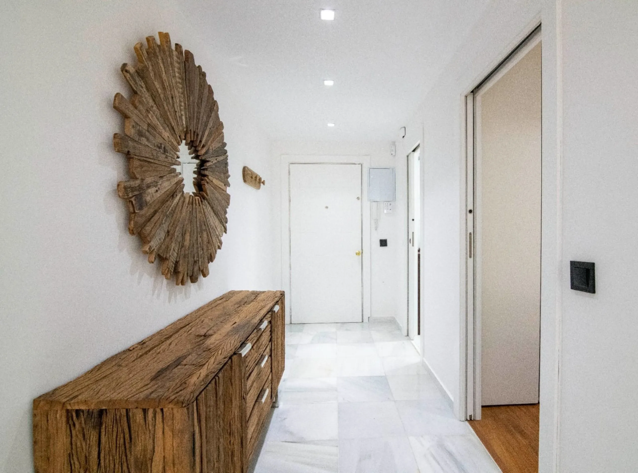 Apartment - Middle Floor Apartment в продаже в Marbella, Málaga. В доме 3 спален и 3 ванных комнат. Площадь дома 173 м²