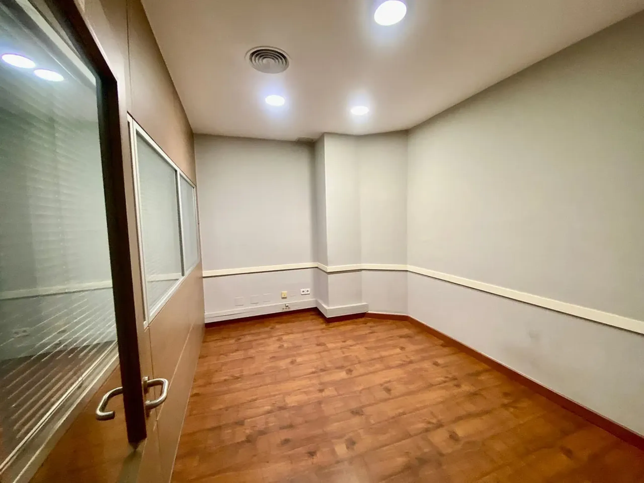Prime Commercial Space for Sale in the Heart of Barcelona