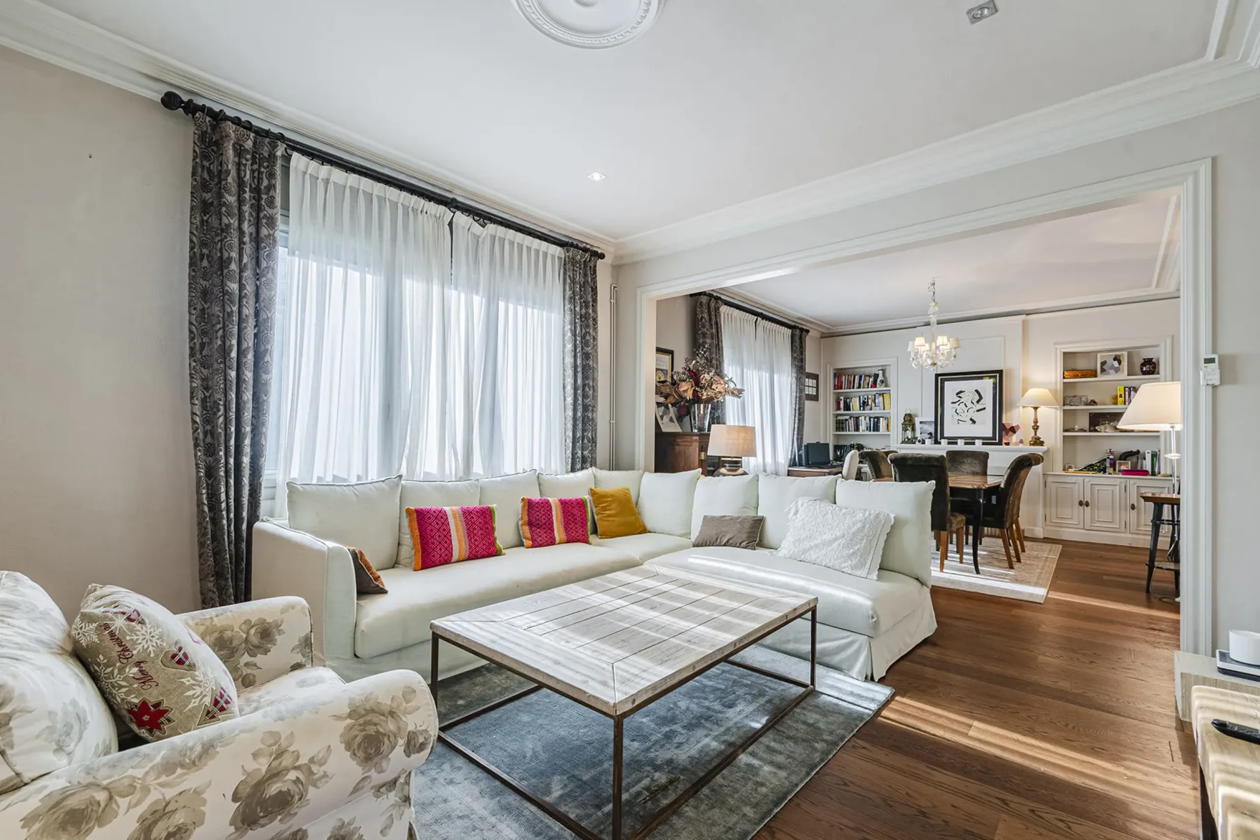 Spacious and Elegant Apartment in a Prestigious Barcelona Neighborhood