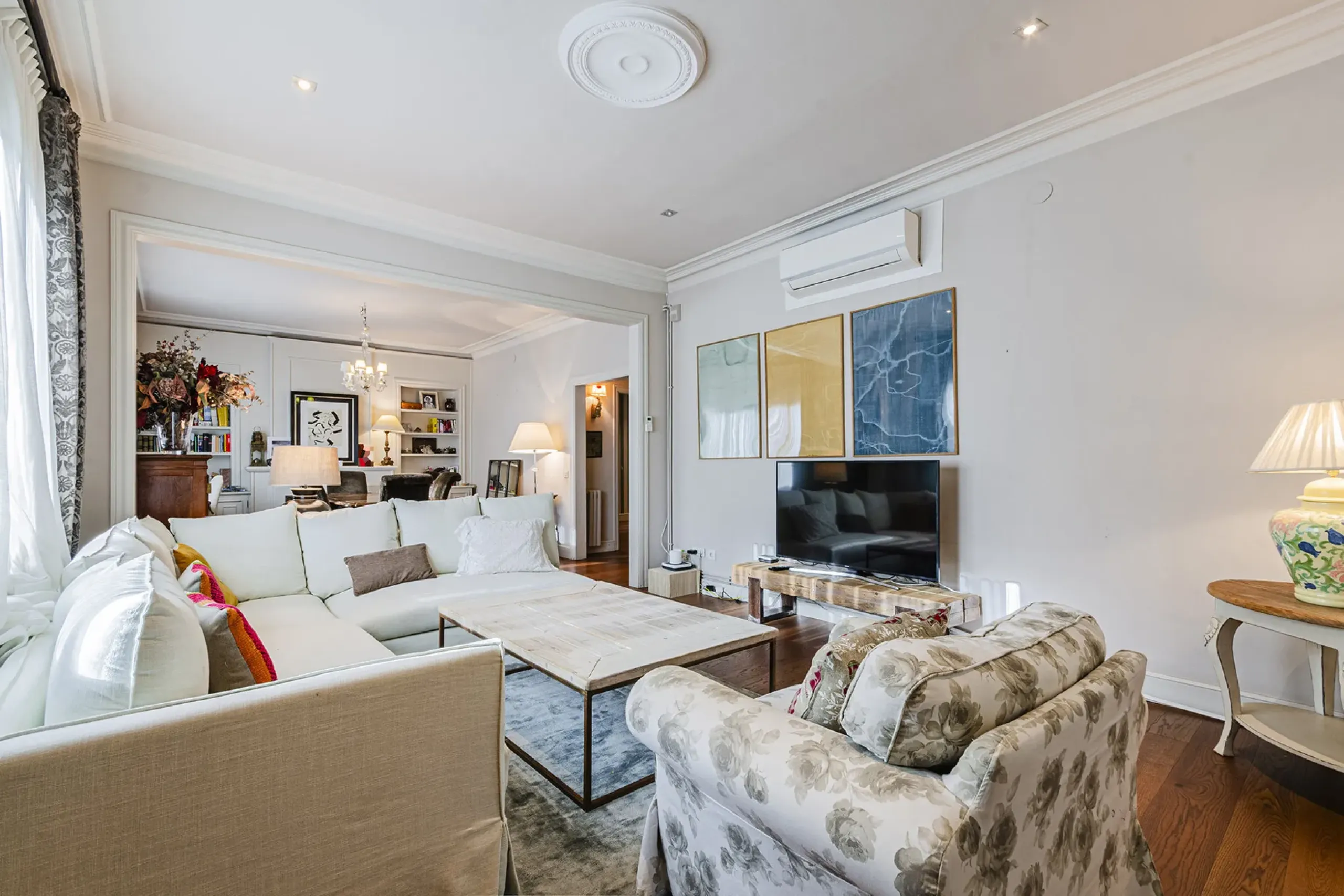 Spacious and Elegant Apartment in a Prestigious Barcelona Neighborhood