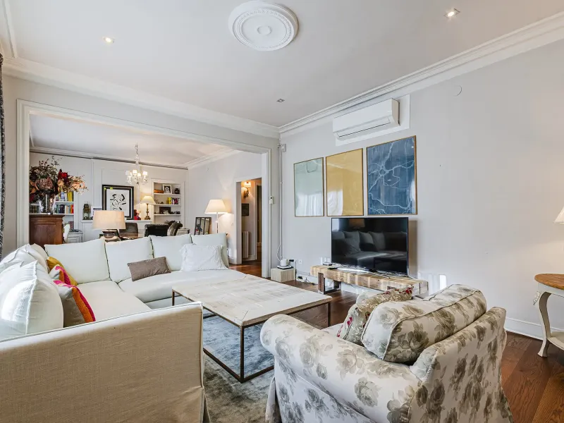 Spacious and Elegant Apartment in a Prestigious Barcelona Neighborhood