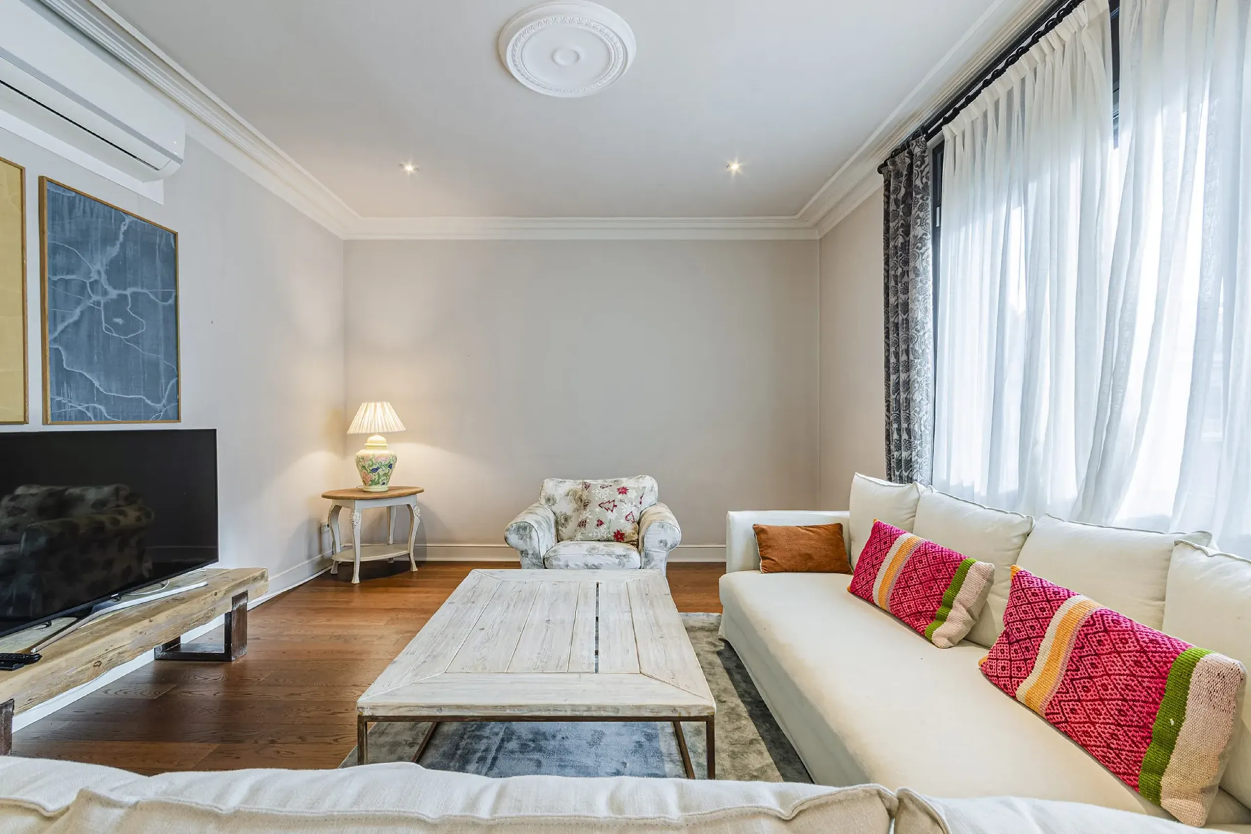 Spacious and Elegant Apartment in a Prestigious Barcelona Neighborhood