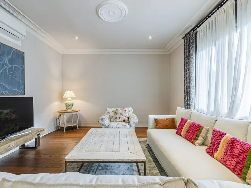 Spacious and Elegant Apartment in a Prestigious Barcelona Neighborhood
