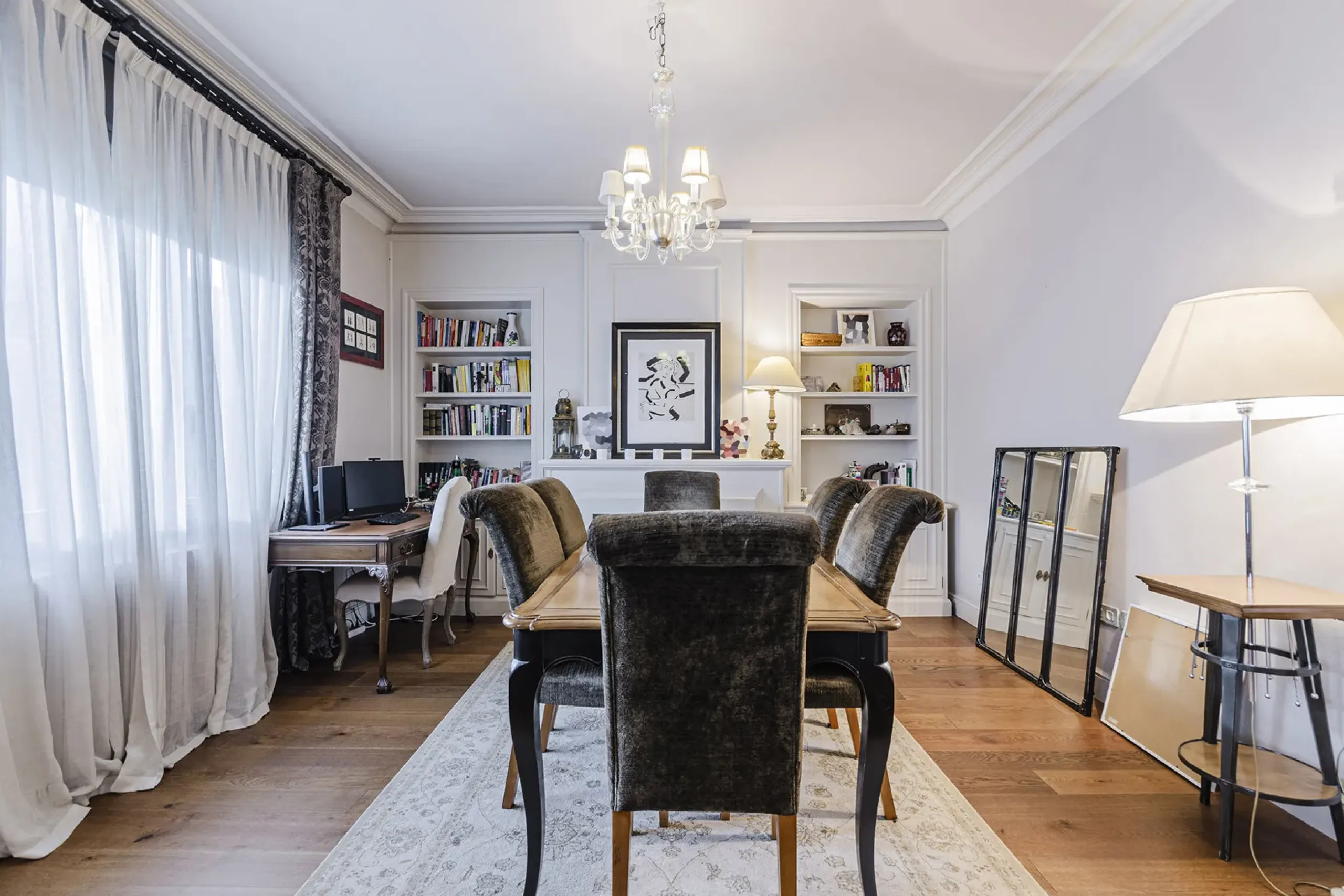 Spacious and Elegant Apartment in a Prestigious Barcelona Neighborhood
