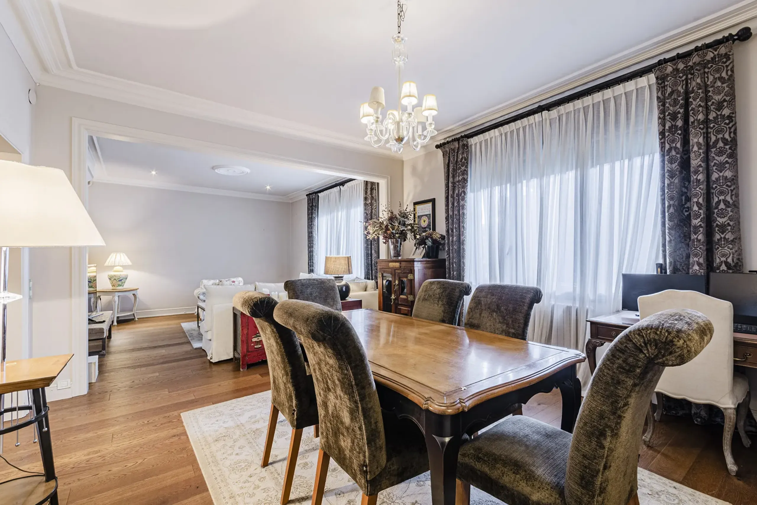 Spacious and Elegant Apartment in a Prestigious Barcelona Neighborhood