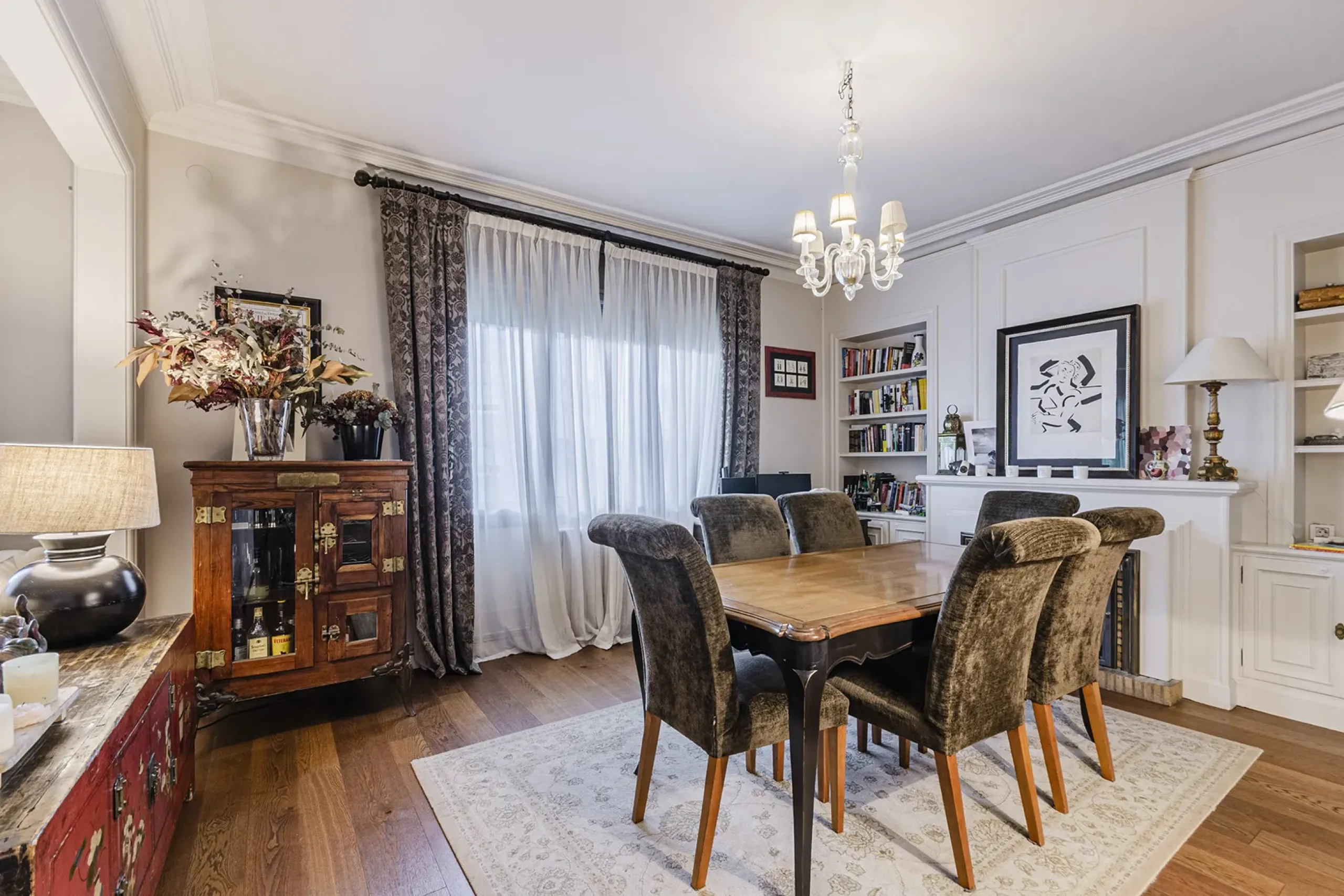 Spacious and Elegant Apartment in a Prestigious Barcelona Neighborhood