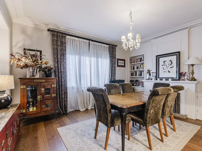 Spacious and Elegant Apartment in a Prestigious Barcelona Neighborhood