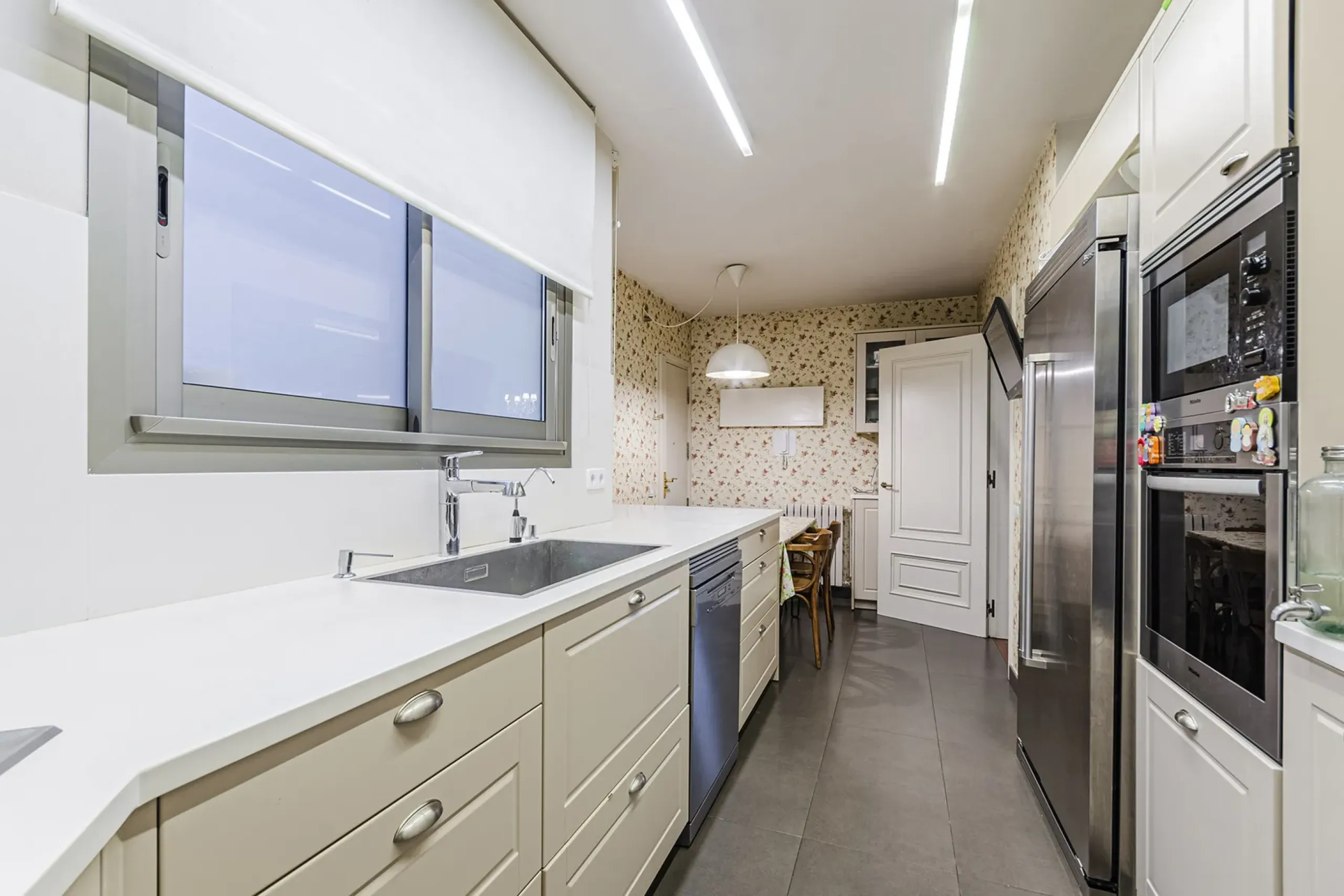 Spacious and Elegant Apartment in a Prestigious Barcelona Neighborhood