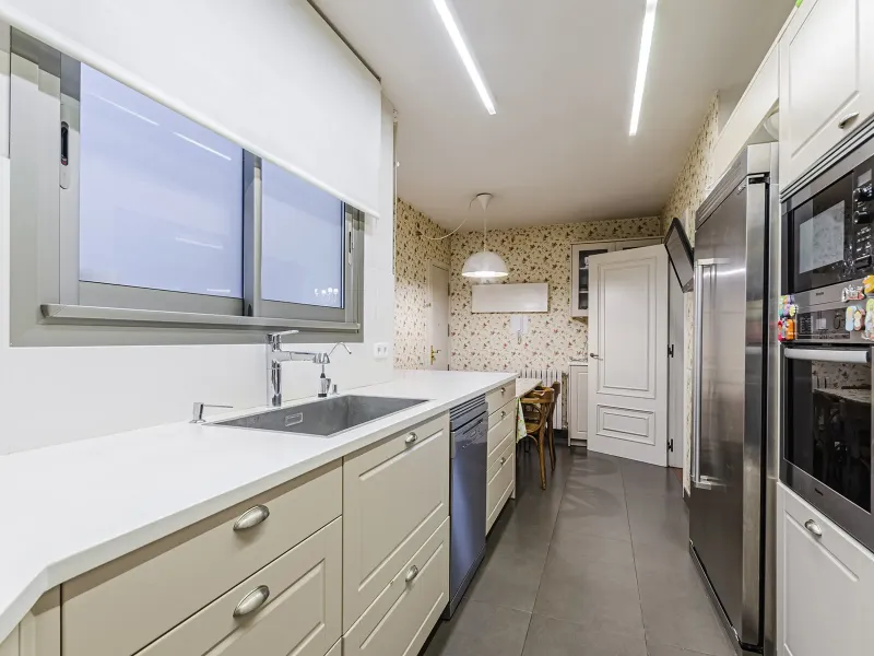 Spacious and Elegant Apartment in a Prestigious Barcelona Neighborhood