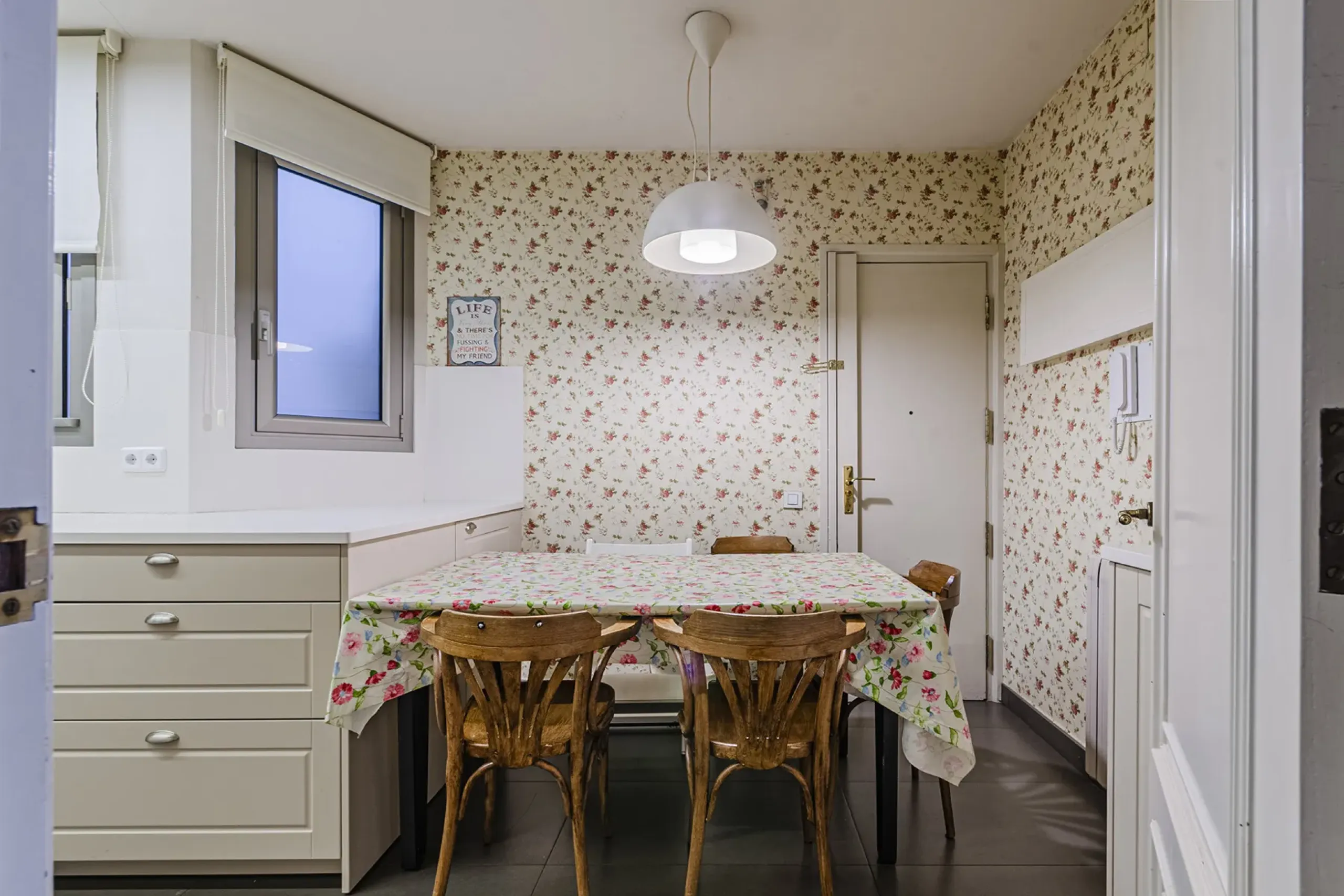 Spacious and Elegant Apartment in a Prestigious Barcelona Neighborhood