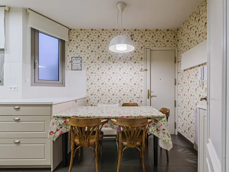 Spacious and Elegant Apartment in a Prestigious Barcelona Neighborhood