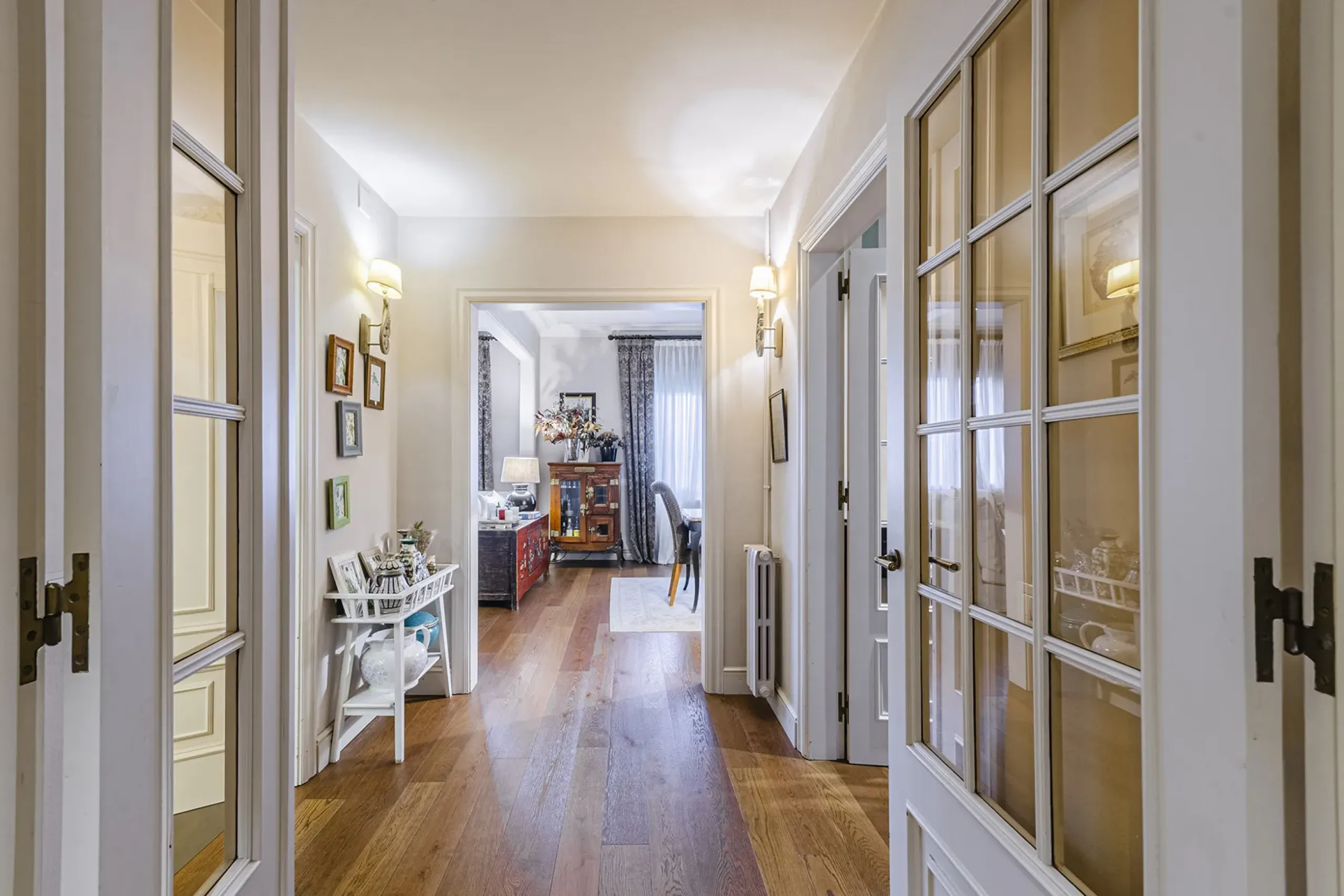 Spacious and Elegant Apartment in a Prestigious Barcelona Neighborhood