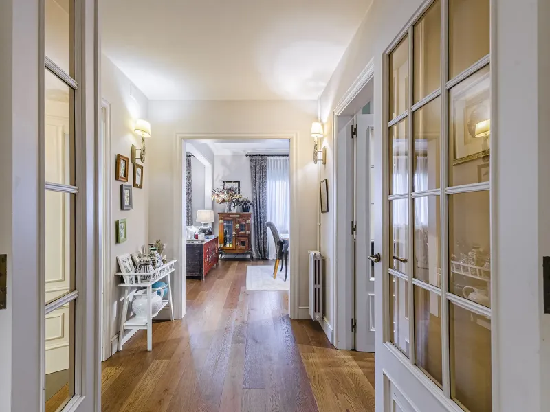 Spacious and Elegant Apartment in a Prestigious Barcelona Neighborhood