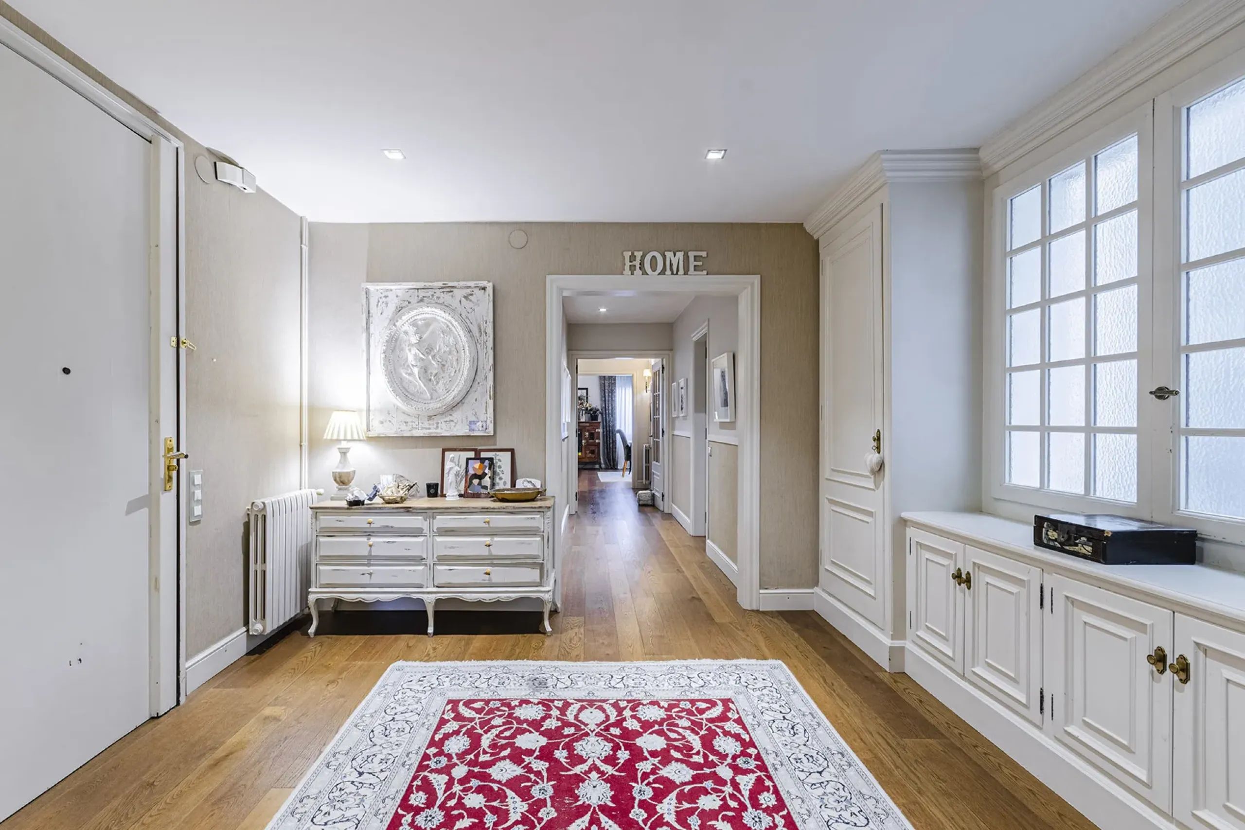 Spacious and Elegant Apartment in a Prestigious Barcelona Neighborhood