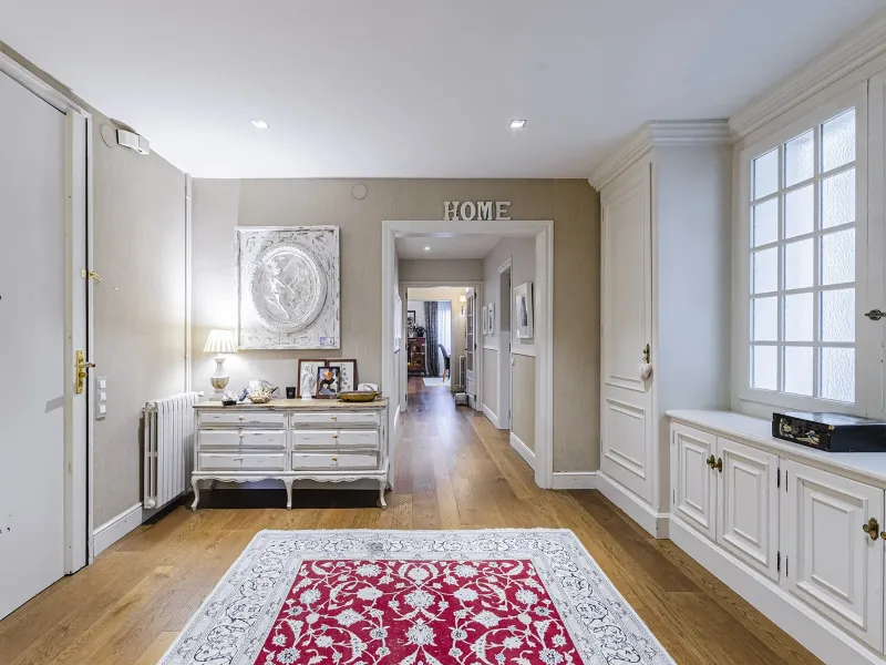 Spacious and Elegant Apartment in a Prestigious Barcelona Neighborhood