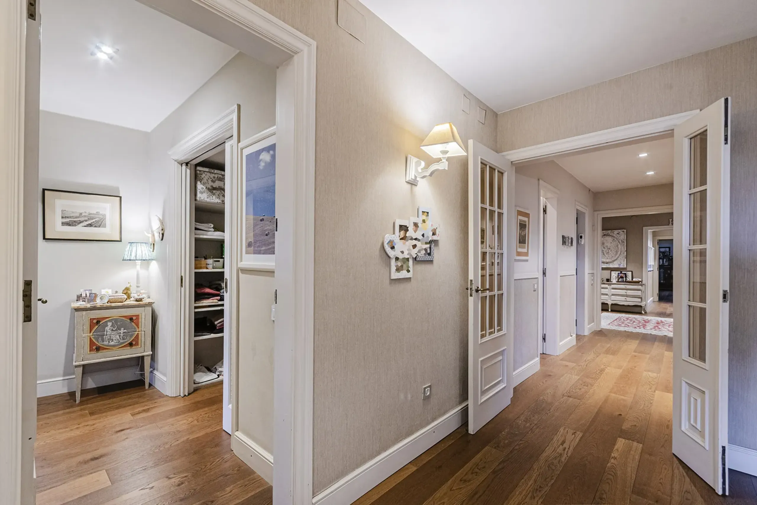 Spacious and Elegant Apartment in a Prestigious Barcelona Neighborhood