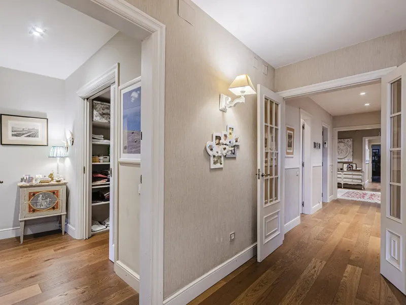 Spacious and Elegant Apartment in a Prestigious Barcelona Neighborhood
