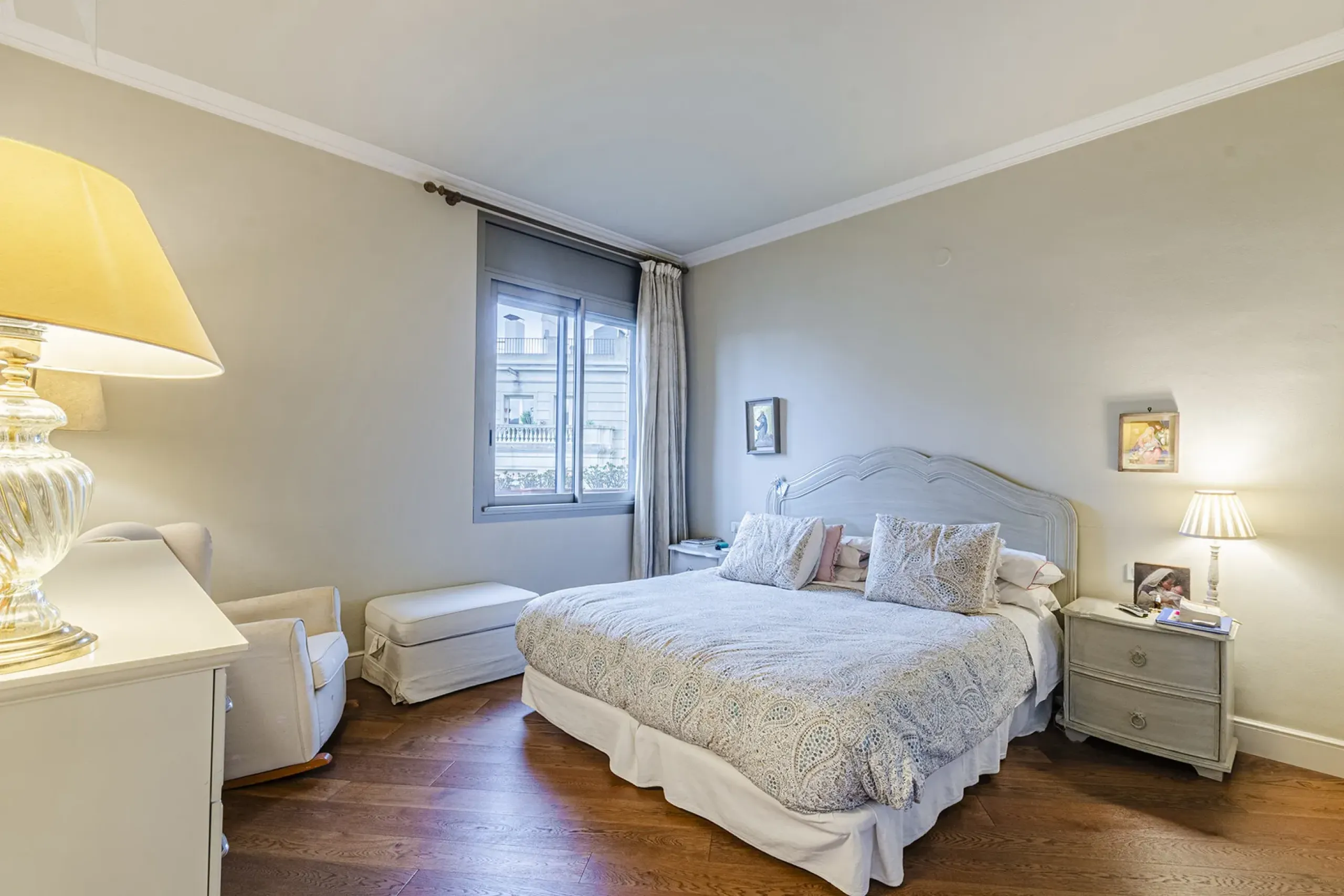 Spacious and Elegant Apartment in a Prestigious Barcelona Neighborhood