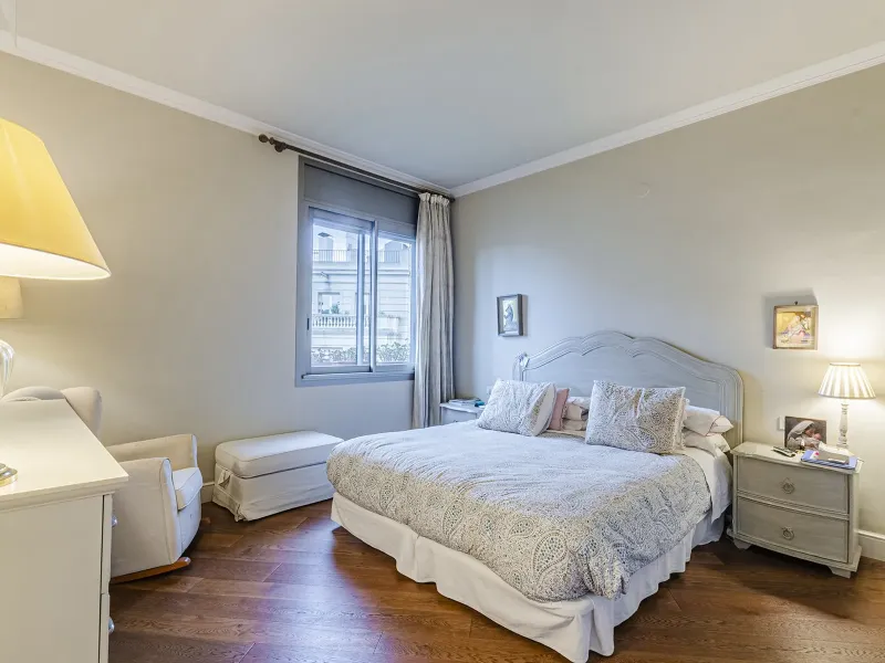 Spacious and Elegant Apartment in a Prestigious Barcelona Neighborhood