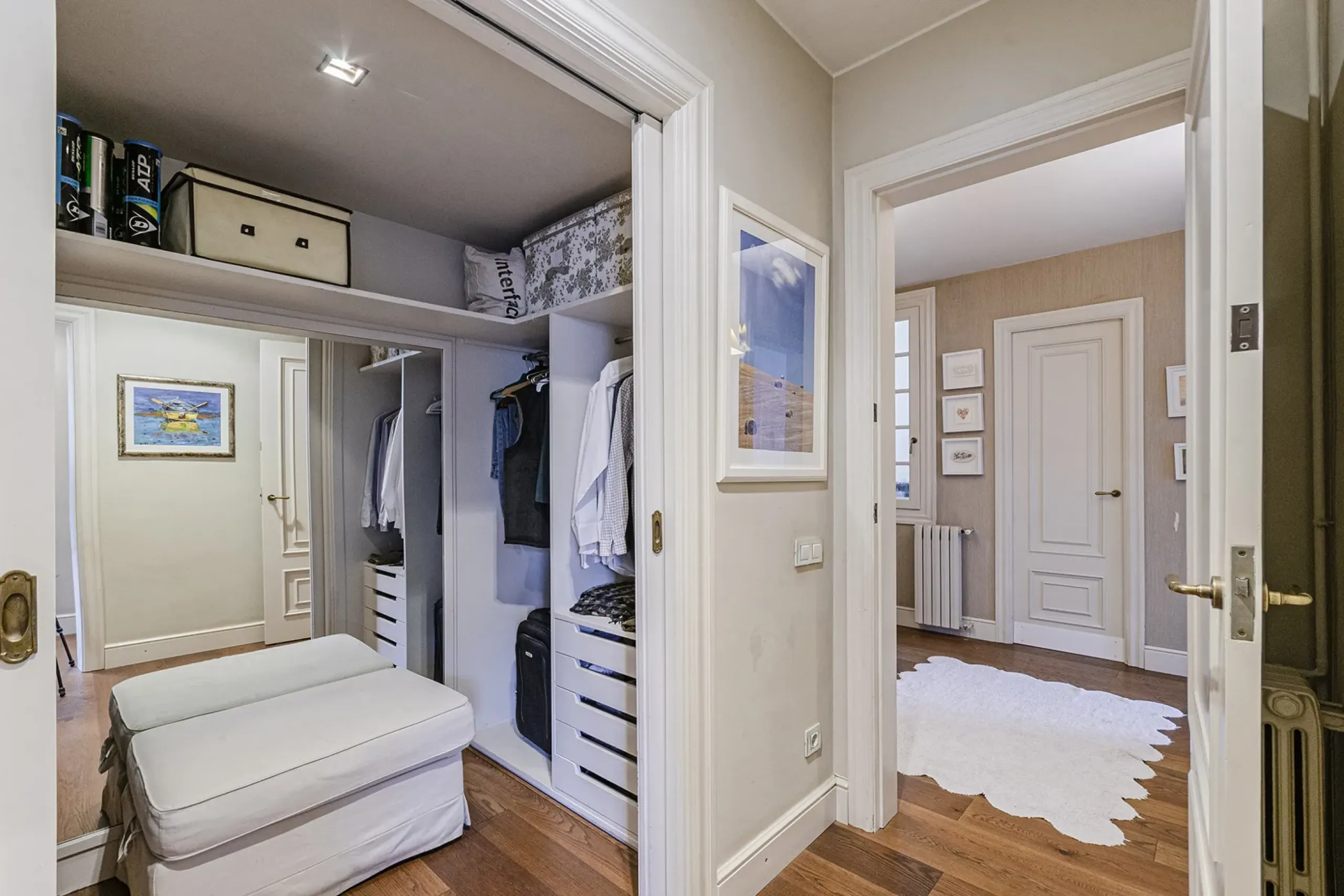 Spacious and Elegant Apartment in a Prestigious Barcelona Neighborhood