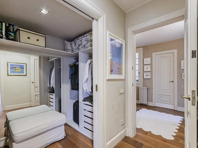 Spacious and Elegant Apartment in a Prestigious Barcelona Neighborhood