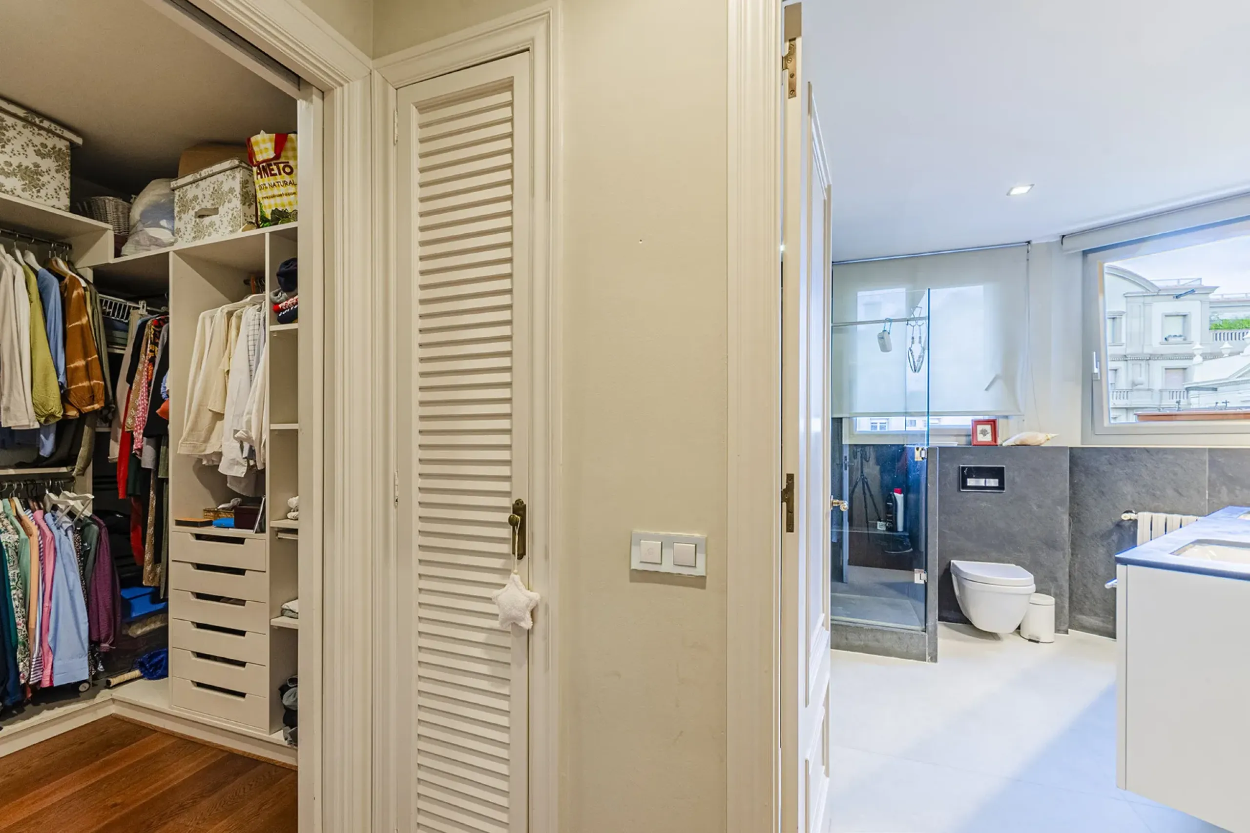 Spacious and Elegant Apartment in a Prestigious Barcelona Neighborhood