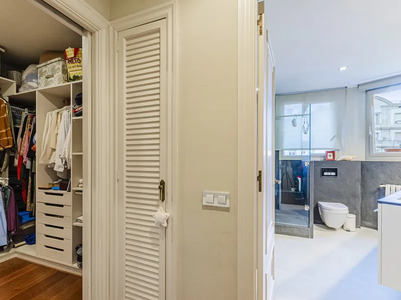 Spacious and Elegant Apartment in a Prestigious Barcelona Neighborhood