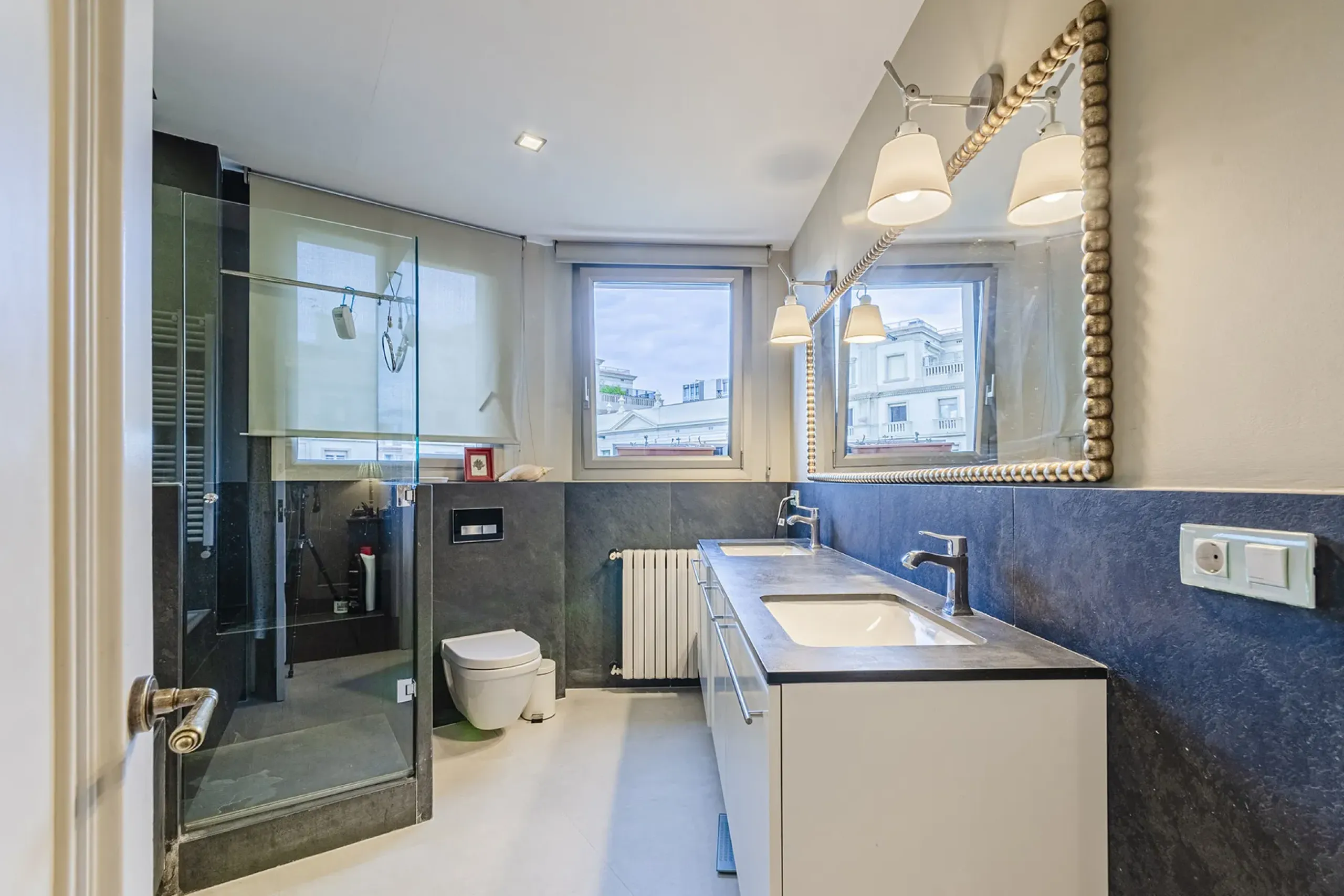 Spacious and Elegant Apartment in a Prestigious Barcelona Neighborhood