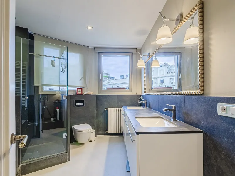 Spacious and Elegant Apartment in a Prestigious Barcelona Neighborhood