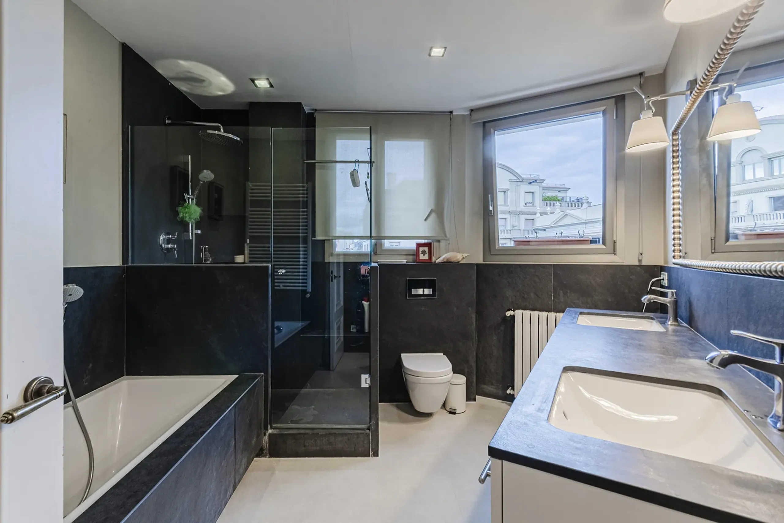 Spacious and Elegant Apartment in a Prestigious Barcelona Neighborhood