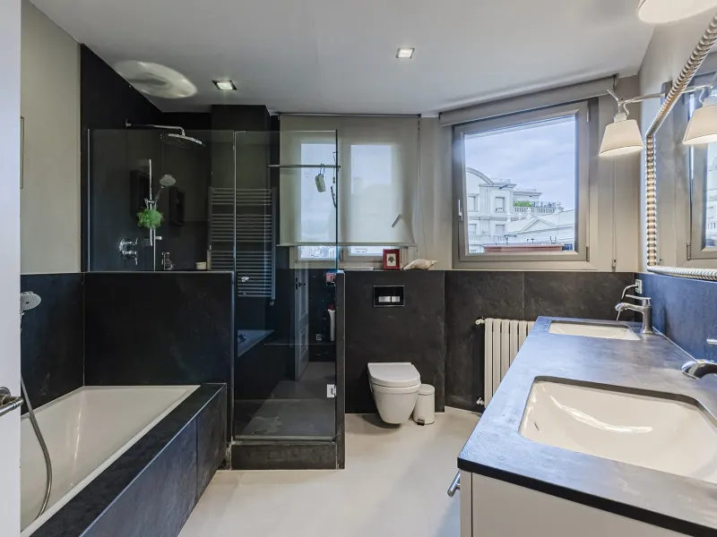 Spacious and Elegant Apartment in a Prestigious Barcelona Neighborhood