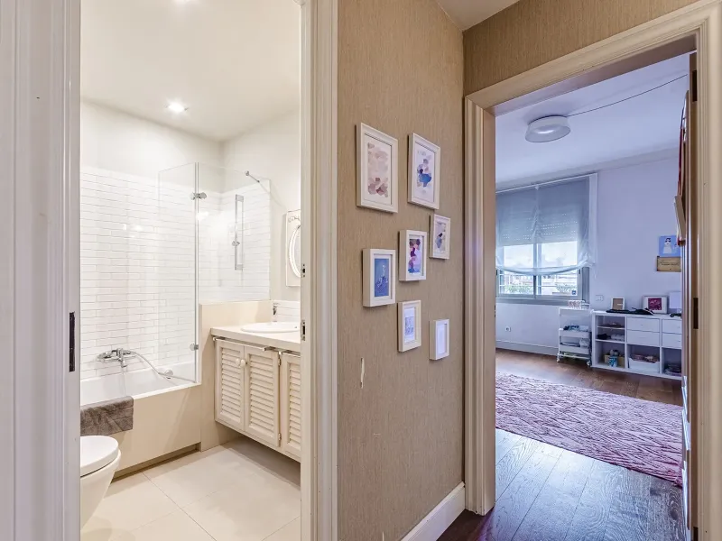 Spacious and Elegant Apartment in a Prestigious Barcelona Neighborhood