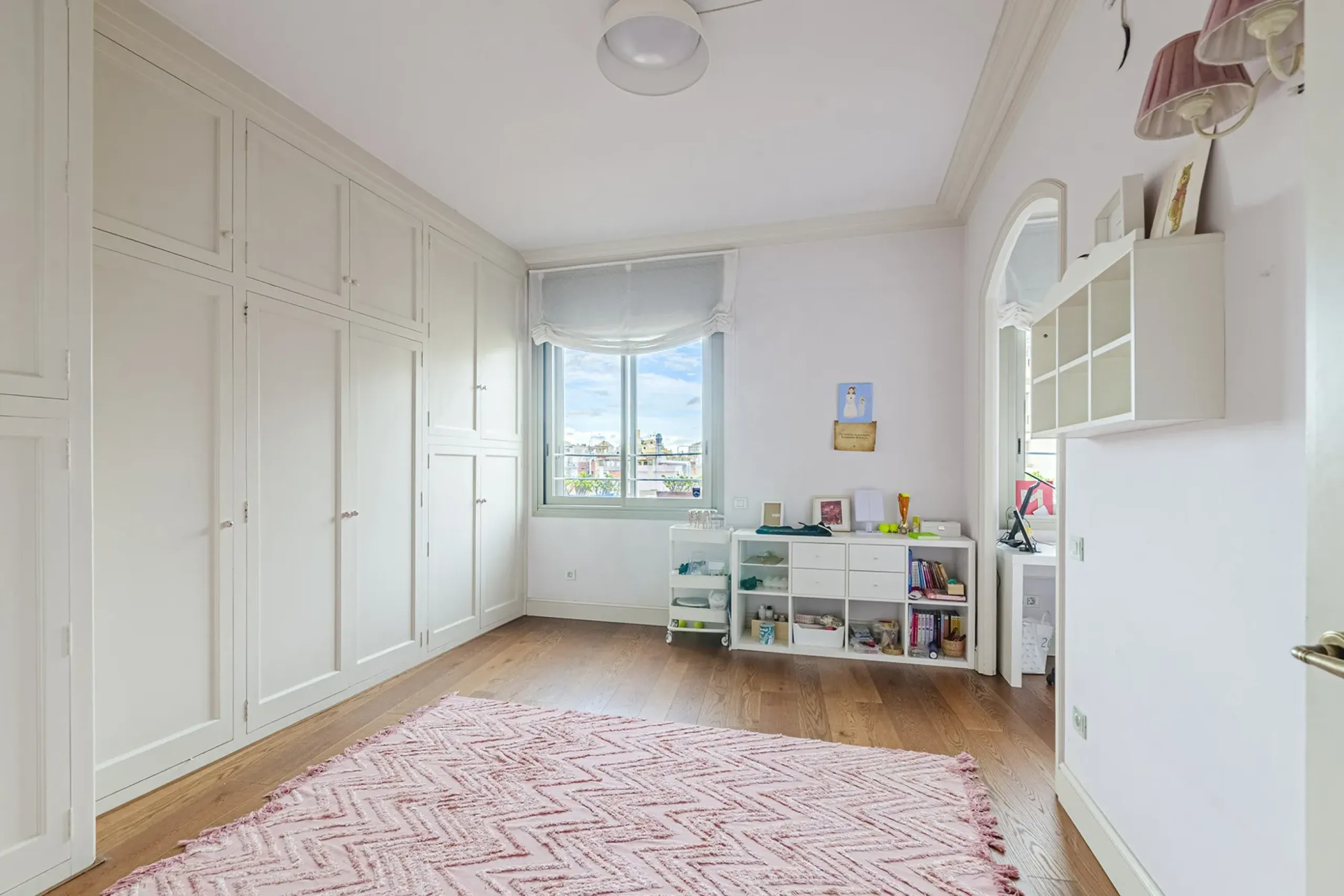 Spacious and Elegant Apartment in a Prestigious Barcelona Neighborhood