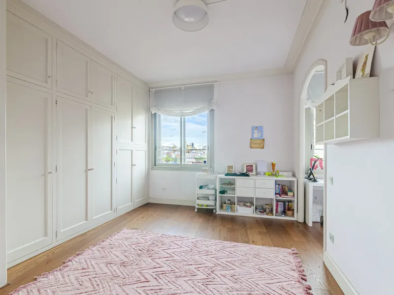 Spacious and Elegant Apartment in a Prestigious Barcelona Neighborhood