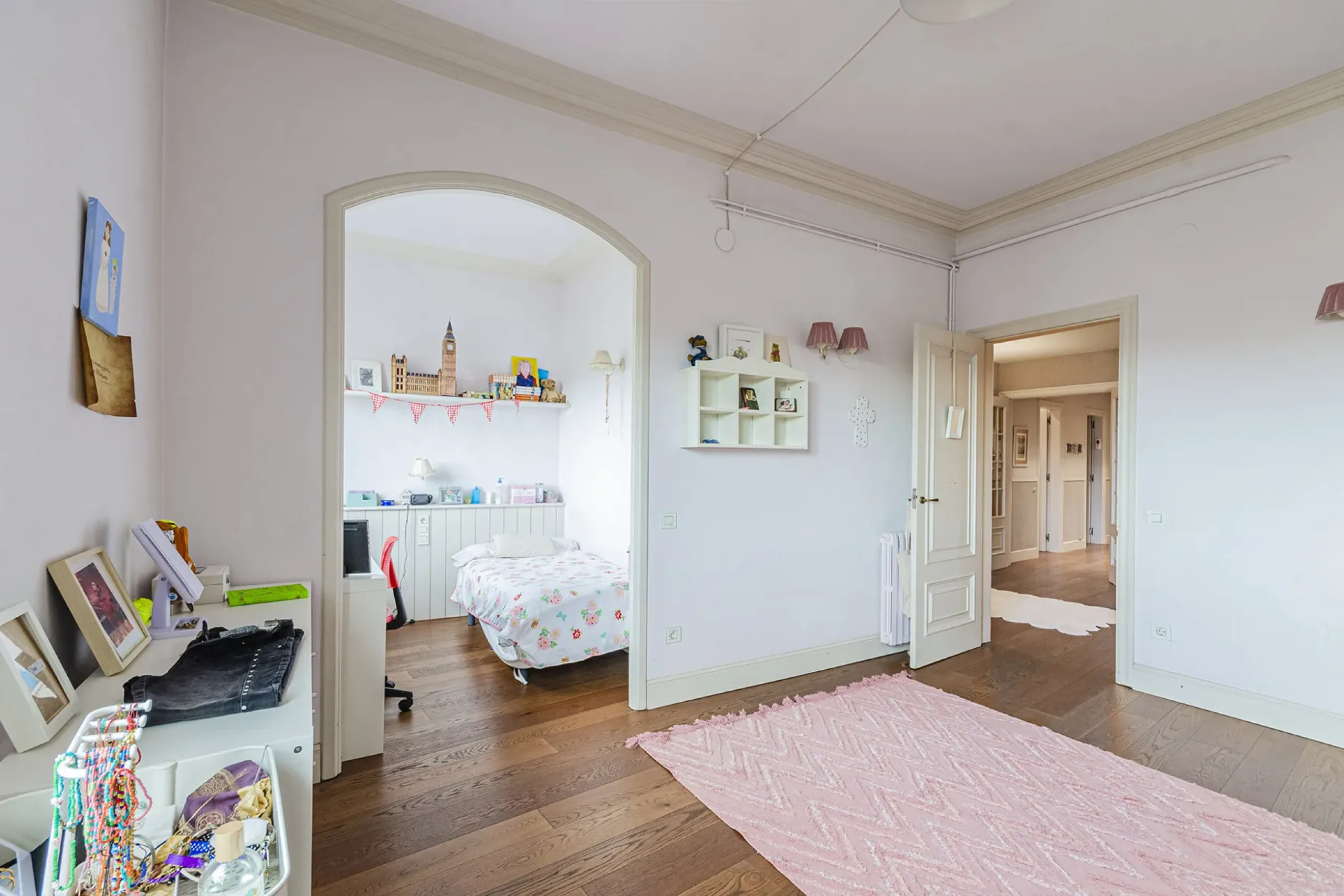 Spacious and Elegant Apartment in a Prestigious Barcelona Neighborhood