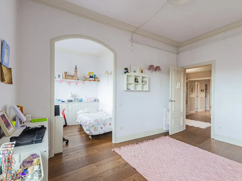 Spacious and Elegant Apartment in a Prestigious Barcelona Neighborhood
