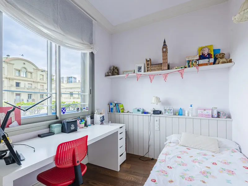 Spacious and Elegant Apartment in a Prestigious Barcelona Neighborhood