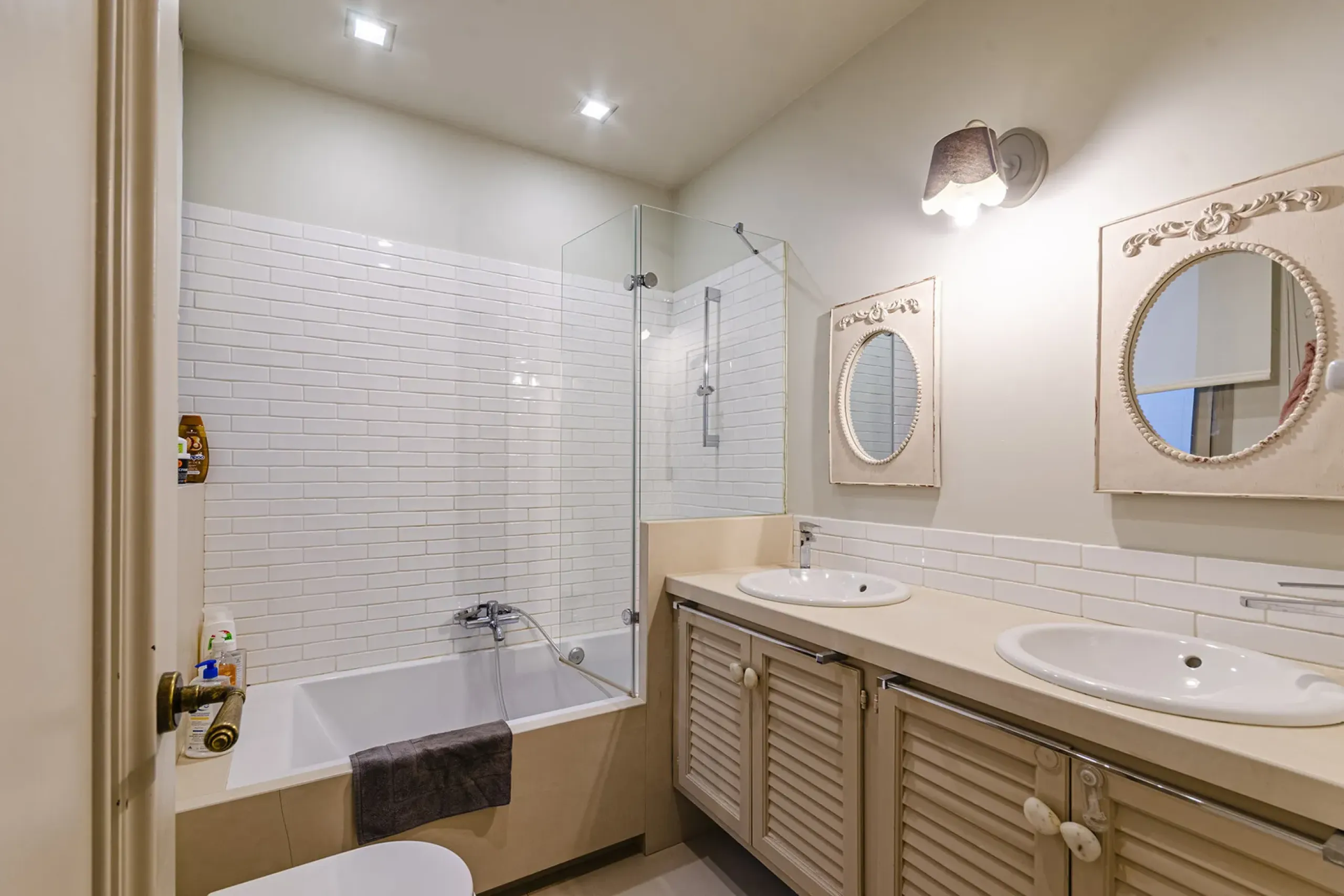 Spacious and Elegant Apartment in a Prestigious Barcelona Neighborhood