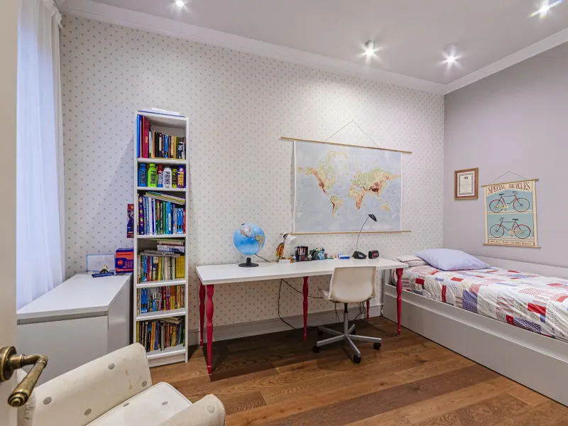 Spacious and Elegant Apartment in a Prestigious Barcelona Neighborhood