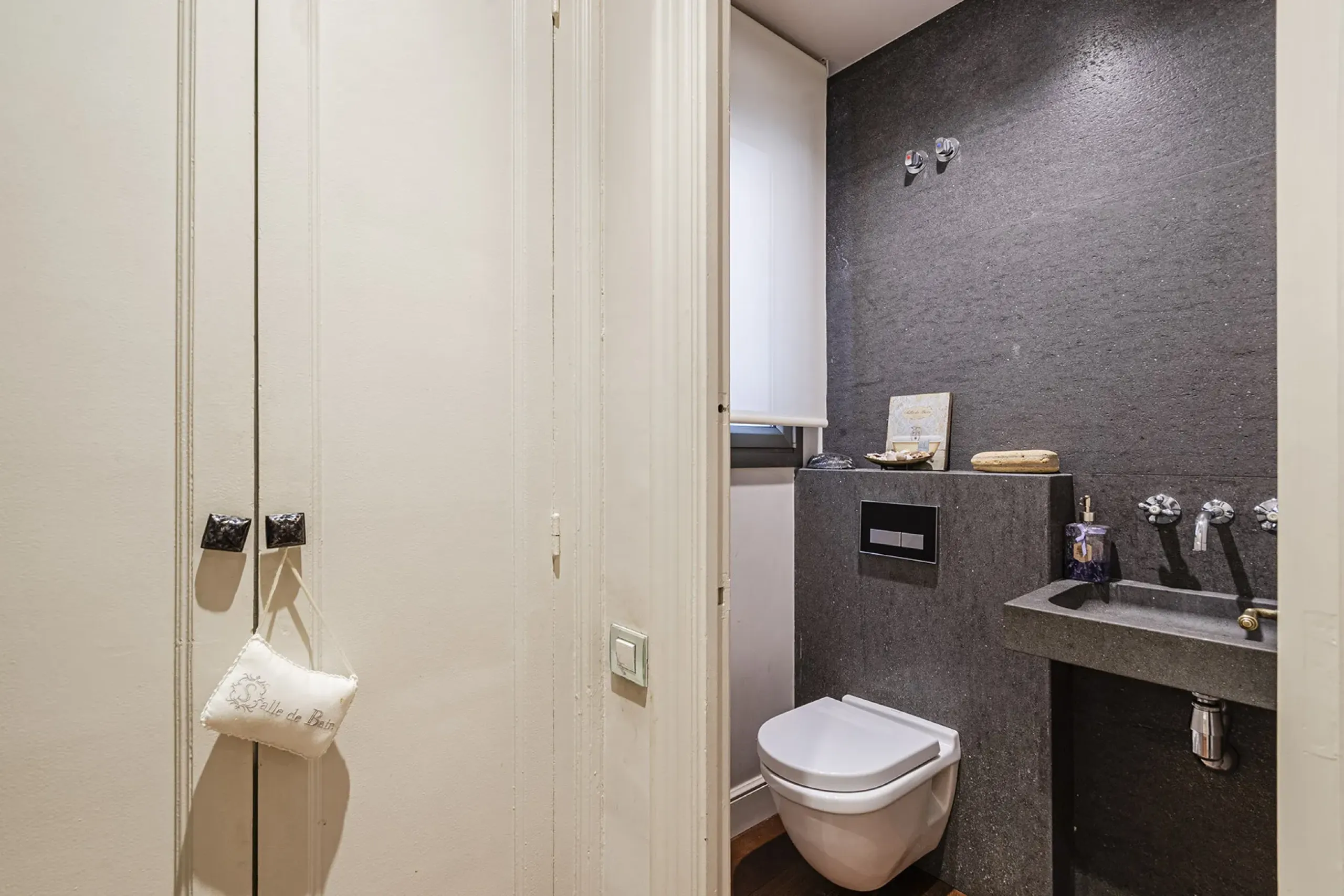 Spacious and Elegant Apartment in a Prestigious Barcelona Neighborhood