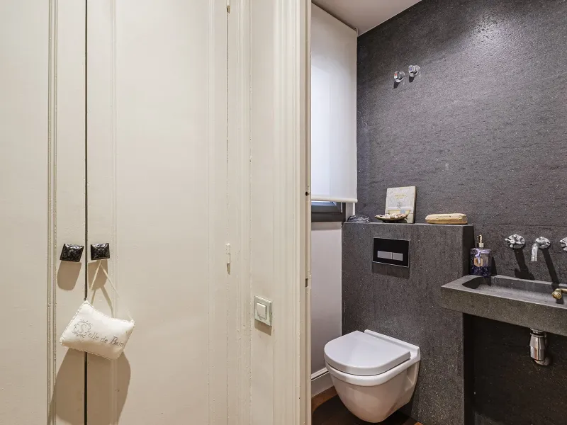 Spacious and Elegant Apartment in a Prestigious Barcelona Neighborhood