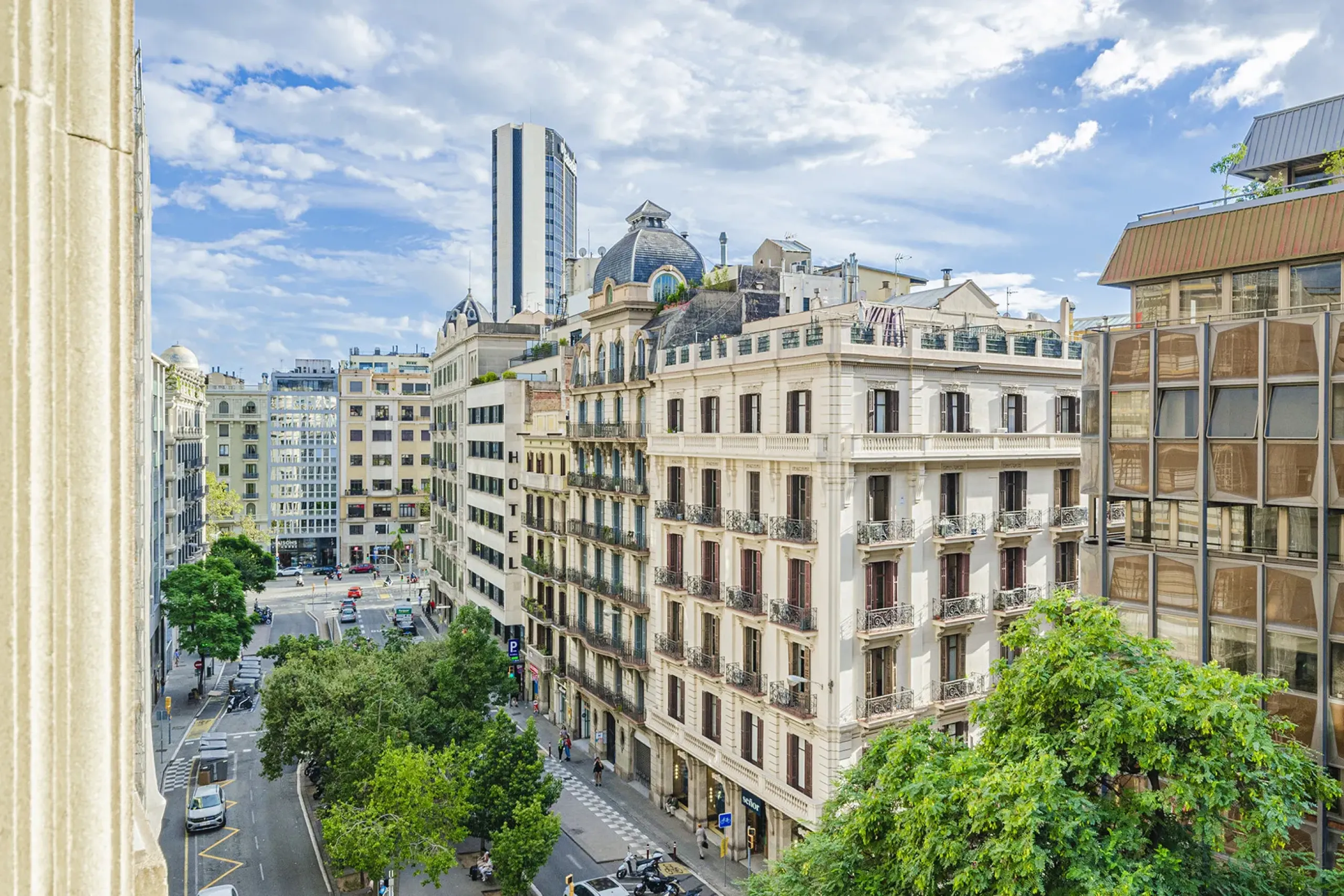 Spacious and Elegant Apartment in a Prestigious Barcelona Neighborhood
