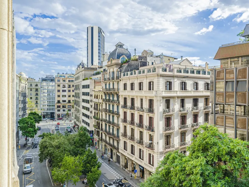 Spacious and Elegant Apartment in a Prestigious Barcelona Neighborhood