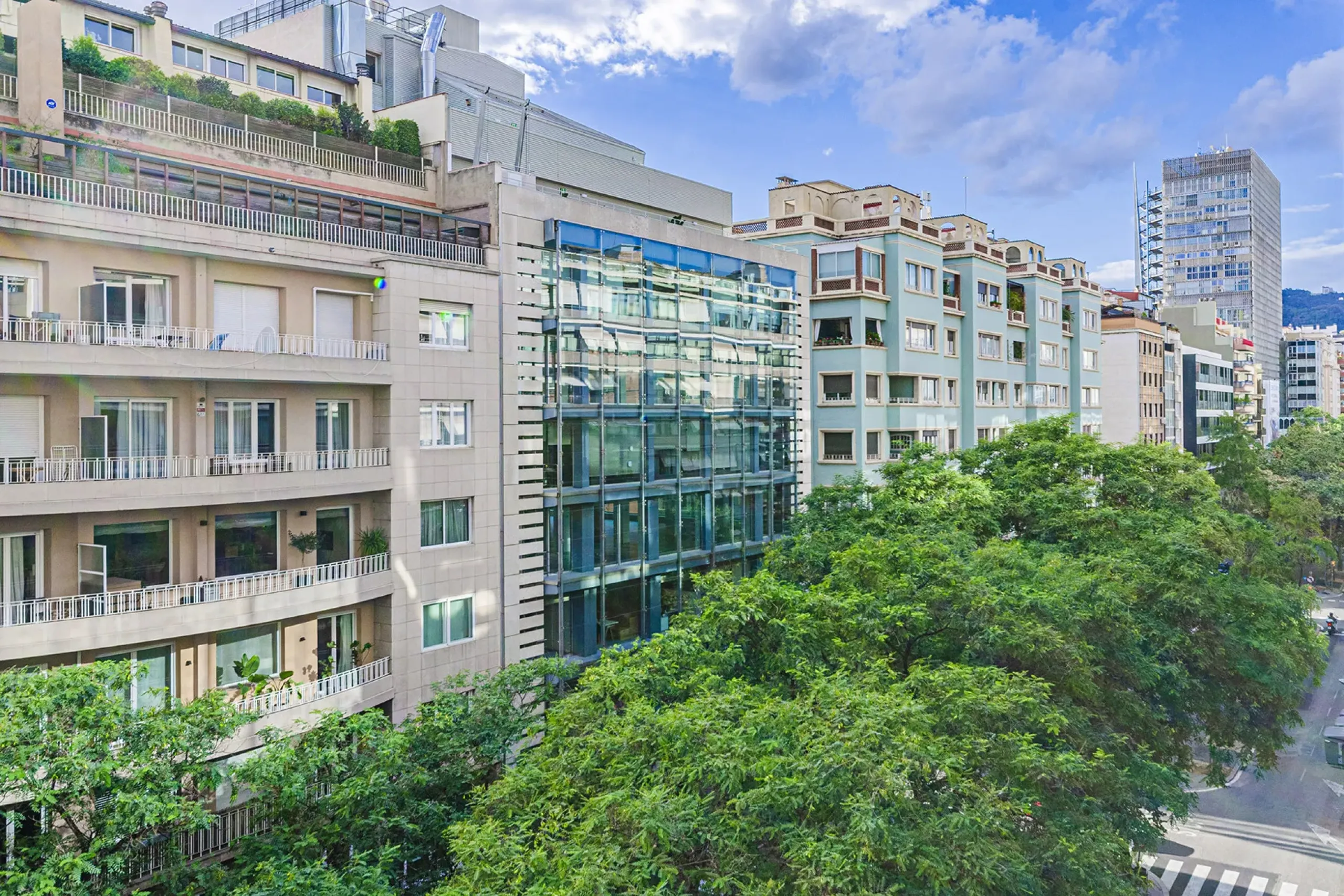 Spacious and Elegant Apartment in a Prestigious Barcelona Neighborhood