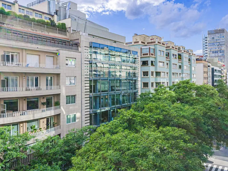 Spacious and Elegant Apartment in a Prestigious Barcelona Neighborhood