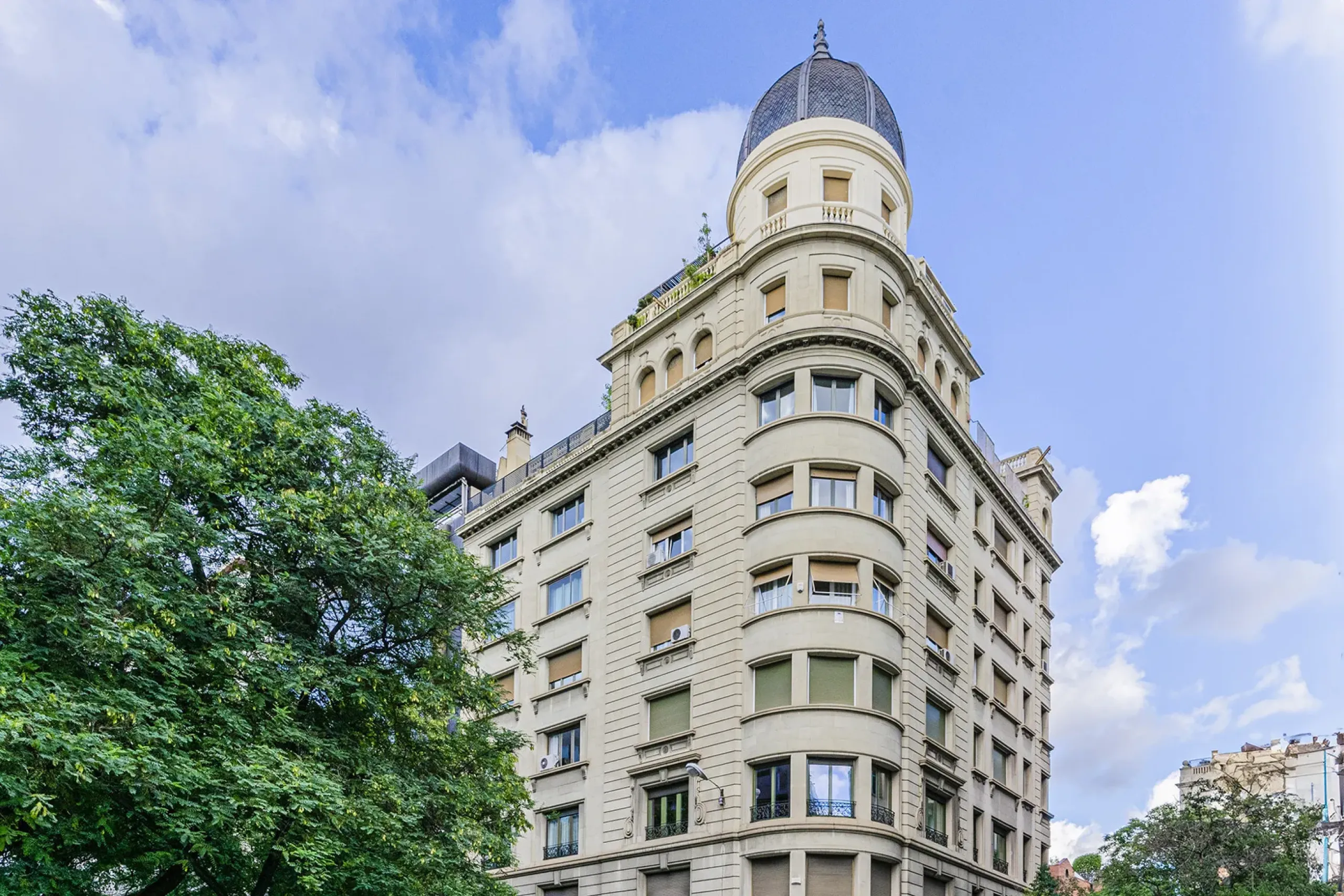 Spacious and Elegant Apartment in a Prestigious Barcelona Neighborhood