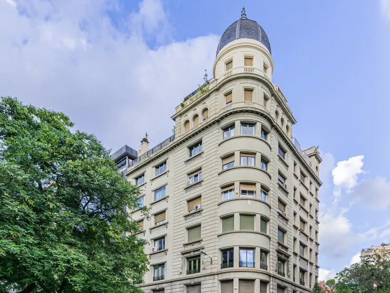 Spacious and Elegant Apartment in a Prestigious Barcelona Neighborhood