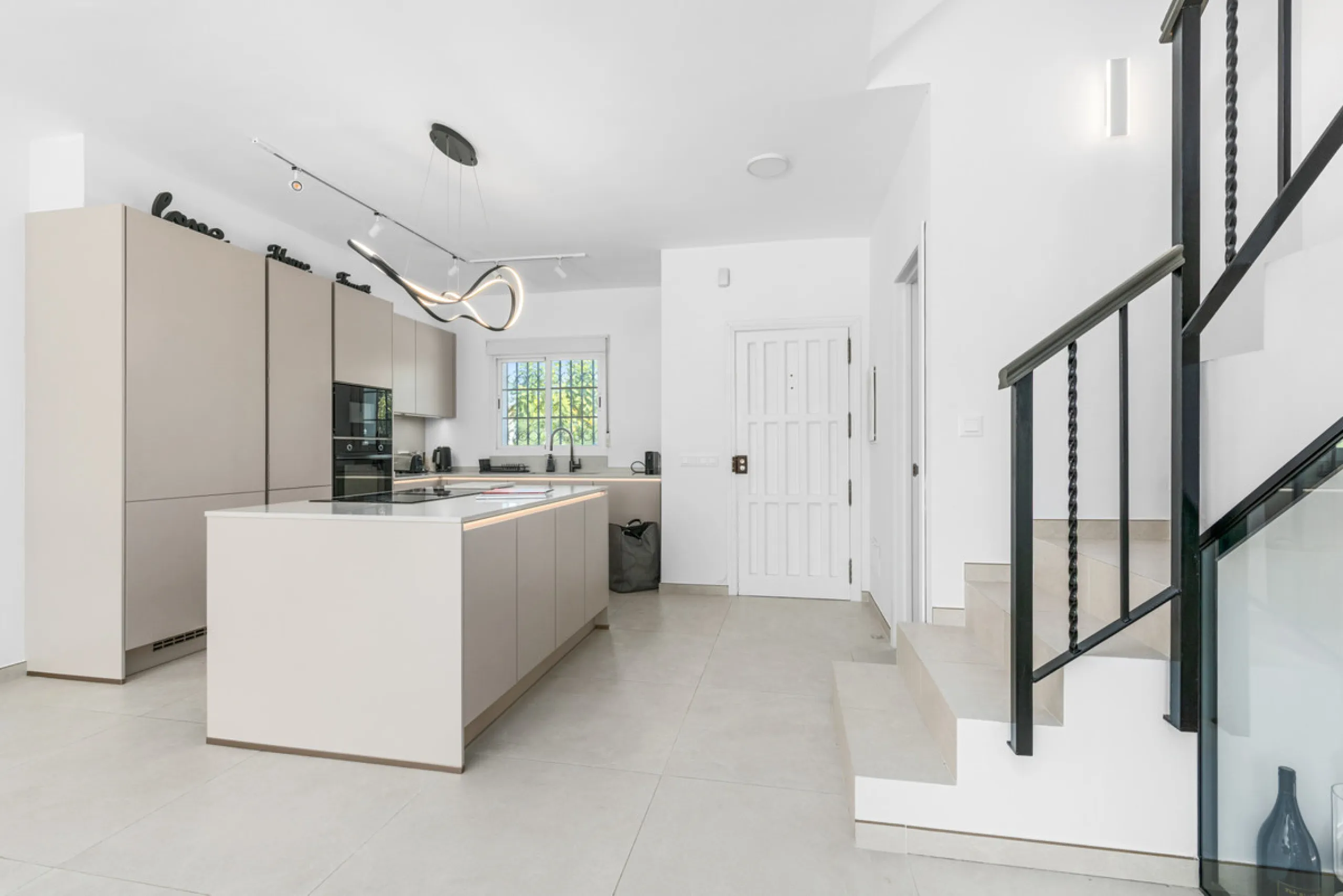 Stunning Fully Refurbished 4-Bedroom, 3-Bathroom Villa in Bel Air Cancelada