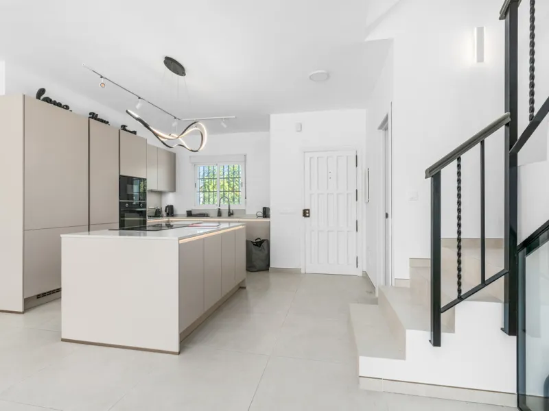 Stunning Fully Refurbished 4-Bedroom, 3-Bathroom Villa in Bel Air Cancelada